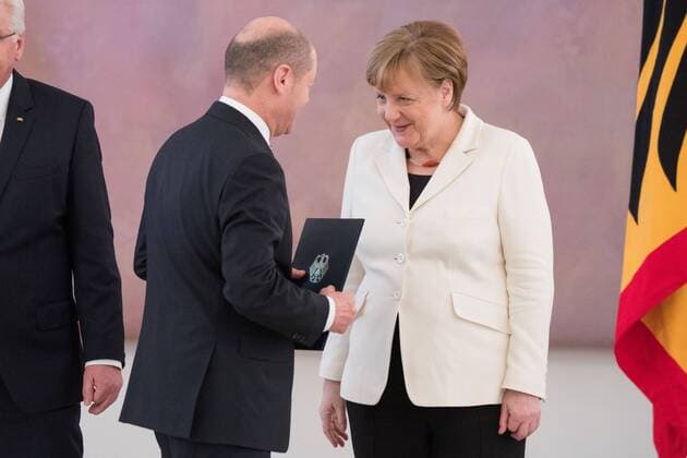 Olaf SCHOLZ li Vice-Chancellor Minister of Finance SPD talks after handing over the certificate of appointment with Dr. Angela MERKEL Chancellor Chancellor CDU Handover of half figure half figure Appointment of the members of the future Federal Cabinet at Bellevue Palace on 14 03 2018
