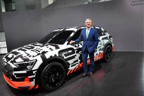 Rupert STADLER (Vorstandsvorsitzender), posiert an einem Audi e-TRON,Elektroauto, Jahrespressekonferenz 2018 der Audi AG Aktiengesellschaft in Ingolstadt am 15.03.2018. *** Rupert STADLER Chairman of the Board poses at an Audi e TRON electric car Annual Press Conference 2018 of the Audi AG Aktiengesellschaft in Ingolstadt on 15 03 2018