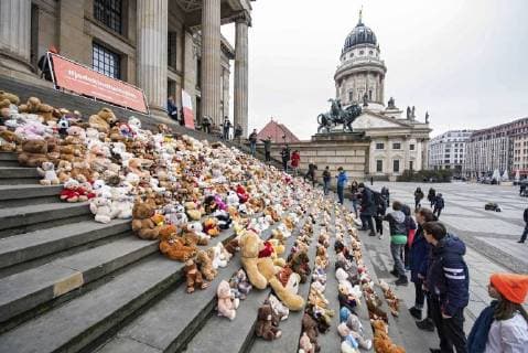Children and adolescents erected a memorial from 740 donated teddy bears on the stairs to the Konzerthaus on Berlins Gendarmenmarkt on Thursday 15 03 18 With the Teddy Bear action, the aid organization World Vision Deutschland called attention to the suffer Copyright: epd-bild ChristianxDitsch EDITORIAL USE ONLY