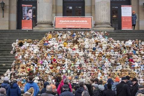 Kinder und Jugendliche haben am Donnerstag (15.03.18) auf der Treppe zum Konzerthaus am Berliner Gendarmenmarkt ein Mahnmal aus 740 gespendeten Teddybaeren errichtet. Mit derTeddybaeren-Aktion hat die Hilfsorganisation World Vision Deutschland zum siebten Jahrestag des Kriegsbeginns auf das Leid der Kinder in Syrien aufmerksam gemacht. Bei dem Mahnmal steht jeder Teddy fuer 1.000 Kinder im Schulalter auf der Flucht. Die Baeren sollen anschliessend an gefluechtete Kinder in Berlin und in Jordanien verteilt werden. (Siehe epd-Meldung vom 15.03.2018) Syrien-Mahnmal aus 740 Teddybaeren *** Children and adolescents erected a memorial from 740 donated teddy bears on the stairs to the Konzerthaus on Berlins Gendarmenmarkt on Thursday 15 03 18 With the Teddy Bear action, the aid organization World Vision Deutschland called attention to the suffer Copyright: epd-bild ChristianxDitsch EDITORIAL USE ONLY