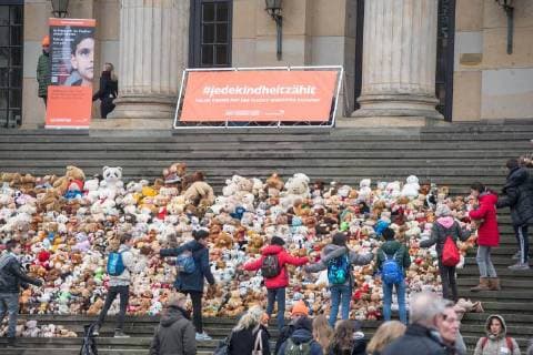 Children and adolescents erected a memorial from 740 donated teddy bears on the stairs to the Konzerthaus on Berlins Gendarmenmarkt on Thursday 15 03 18 With the Teddy Bear action, the aid organization World Vision Deutschland called attention to the suffer Copyright: epd-bild ChristianxDitsch EDITORIAL USE ONLY