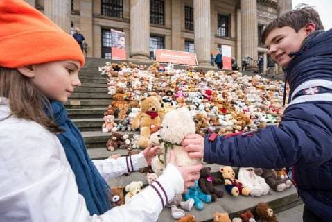 Children and adolescents erected a memorial from 740 donated teddy bears on the stairs to the Konzerthaus on Berlins Gendarmenmarkt on Thursday 15 03 18 With the Teddy Bear action, the aid organization World Vision Deutschland called attention to the suffer Copyright: epd-bild ChristianxDitsch EDITORIAL USE ONLY