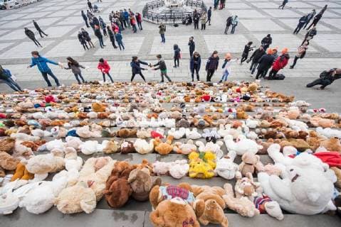 Children and adolescents erected a memorial from 740 donated teddy bears on the stairs to the Konzerthaus on Berlins Gendarmenmarkt on Thursday 15 03 18 With the Teddy Bear action, the aid organization World Vision Deutschland called attention to the suffer Copyright: epd-bild ChristianxDitsch EDITORIAL USE ONLY