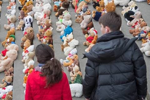 Children and adolescents erected a memorial from 740 donated teddy bears on the stairs to the Konzerthaus on Berlins Gendarmenmarkt on Thursday 15 03 18 With the Teddy Bear action, the aid organization World Vision Deutschland called attention to the suffer Copyright: epd-bild ChristianxDitsch EDITORIAL USE ONLY