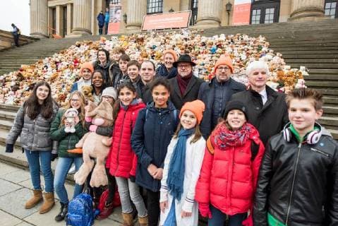 Kinder und Jugendliche haben am Donnerstag (15.03.18) auf der Treppe zum Konzerthaus am Berliner Gendarmenmarkt ein Mahnmal aus 740 gespendeten Teddybaeren errichtet. Foto v.l.: Maik Beermann, MdB CDU EDITORIAL USE ONLY