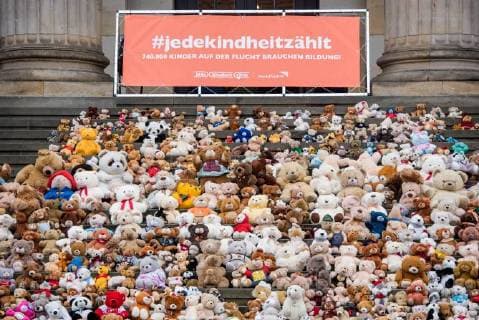 Children and adolescents erected a memorial from 740 donated teddy bears on the stairs to the Konzerthaus on Berlins Gendarmenmarkt on Thursday 15 03 18 With the Teddy Bear action, the aid organization World Vision Deutschland called attention to the suffer Copyright: epd-bild ChristianxDitsch EDITORIAL USE ONLY