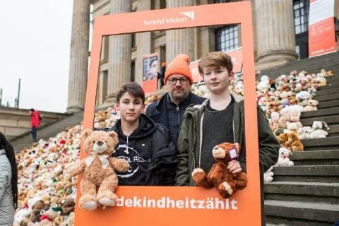 Children and adolescents erected a memorial from 740 donated teddybears on the stairs to the Konzerthaus on Berlins Gendarmenmarkt on Thursday 15 03 18 Photo Copyright: epd-bild ChristianxDitsch EDITORIAL USE ONLY