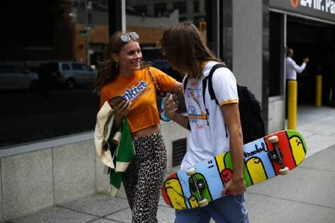 Chic showgoers walking on the street during NY Fashion Week in New York City - Sept, 7 2017 - NYFW: Spring 2018 Street Style Day 1, New York City New York United States  Copyright: xValentinaxRanierix h_00442690