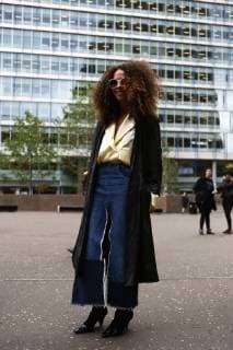 A chic showgoer posing outside of the Christopher Kane runway show during London Fashion Week - Sept 18, 2017 - LFW: Spring 2018 Street Style Day 4, London England United Kingdom  Copyright: xValentinaxRanierix h_00446574