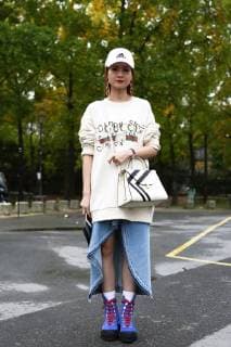 Tracey Cheng, Head of Merchandising for I.T, posing outside of the Ann Demeulemeester runway show during Paris Fashion Week - Sept 28, 2017 - PFW: Spring 2018 Street Style Day 3, Paris France  Copyright: xValentinaxRanierix h_00451093