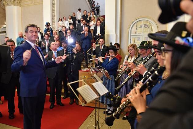Markus SOEDER (Ministerpraesident Bayern). dirigiert eine Trachtenkapelle ,die den bayerischen Defiliermarsch spielt. Wahl und Vereidigung des neuen Bayerischen Ministerpraesidenten am 16.03.2018 im Bayerischen Landtag,Maximilianeum in Muenchen,126.Sitzung des Bayerischen Landtgags. *** Markus SOEDER Bavarian State Premier conducts a traditional band playing the Bavarian Defilier March Election and swearing-in ceremony of the new Bavarian State Premier on 16 03 2018 in the Bavarian State Parliament Maximilianeum in Munich 126 Meeting of the Bavarian State Parliament