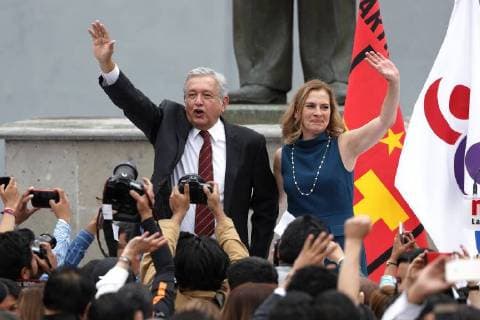 Leftist leader Andres Manuel Lopez Obrador, accompanied by his wife Beatriz Gutierrez (R), greets during his registered as candidate for the Presidency of Mexico at an event held at the National Electoral Institute in Mexico City, Mexico, 16 March 2018. Lopez Obrador presents registration as candidate for the Presidency of Mexico !ACHTUNG: NUR REDAKTIONELLE NUTZUNG!  Copyright: xJoséxMéndezx MEX01 20180316-636568347481994423