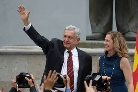 Leftist leader Andres Manuel Lopez Obrador, accompanied by his wife Beatriz Gutierrez (R), greets during his registered as candidate for the Presidency of Mexico at an event held at the National Electoral Institute in Mexico City, Mexico, 16 March 2018. Lopez Obrador presents registration as candidate for the Presidency of Mexico !ACHTUNG: NUR REDAKTIONELLE NUTZUNG!  Copyright: xJoséxMéndezx MEX01 20180316-636568348208798423