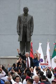 Leftist leader Andres Manuel Lopez Obrador, accompanied by his wife Beatriz Gutierrez (R), greets during his registered as candidate for the Presidency of Mexico at an event held at the National Electoral Institute in Mexico City, Mexico, 16 March 2018. Lopez Obrador presents registration as candidate for the Presidency of Mexico !ACHTUNG: NUR REDAKTIONELLE NUTZUNG!  Copyright: xJoséxMéndezx MEX01 20180316-636568348281338423