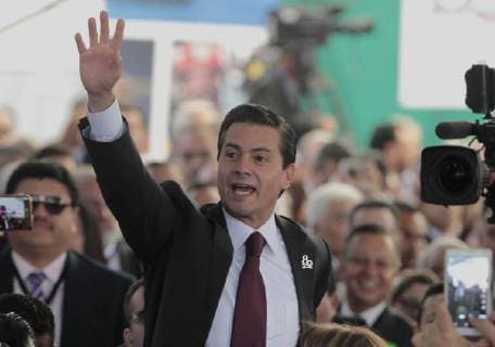 Mexican President Enrique Pena Nieto waves during an act at the headquarter of the state oil company Petroleos Mexicanos (Pemex) in Mexico City, Mexico, 16 March 2018. Mexican Government celebrated the 80th anniversary of the nacionalization of the oil exploitation. 80th anniversary of the nacionalization of the oil exploitation in Mexico !ACHTUNG: NUR REDAKTIONELLE NUTZUNG!  Copyright: xMarioxGuzmánx MEX20 20180317-636568422518542423