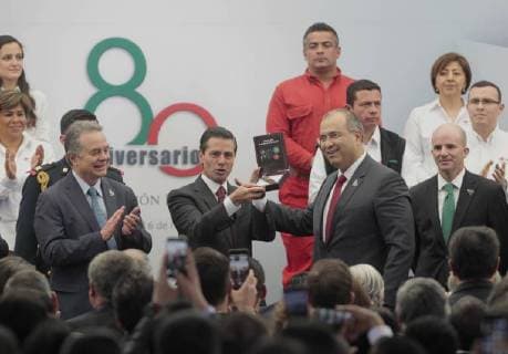 Mexican President Enrique Pena Nieto (2-L) shows piece with oil delivered by General Director of state oil company Petroleos Mexicanos (Pemex) Carlos Alberto Trevino Medina (2-R) accompanied by Mexican secretary of Energy Pedro Joaquin Coldwell (L) and Mexican secretary of Treasury Jose Antonio Gonzalez Anaya (R) during a meetin at Pemex headquarter in Mexico City, Mexico, 16 March 2018. Mexican Government celebrated the 80th anniversary of the nacionalization of the oil exploitation. 80th anniversary of the nacionalization of the oil exploitation in Mexico !ACHTUNG: NUR REDAKTIONELLE NUTZUNG!  Copyright: xMarioxGuzmánx MEX20 20180317-636568422538042423
