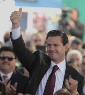 Mexican President Enrique Pena Nieto shows his thumb up during an act at the headquarter of the state oil company Petroleos Mexicanos (Pemex) in Mexico City, Mexico, 16 March 2018. Mexican Government celebrated the 80th anniversary of the nacionalization of the oil exploitation. 80th anniversary of the nacionalization of the oil exploitation in Mexico !ACHTUNG: NUR REDAKTIONELLE NUTZUNG!  Copyright: xMarioxGuzmánx MEX20 20180317-636568423157830423