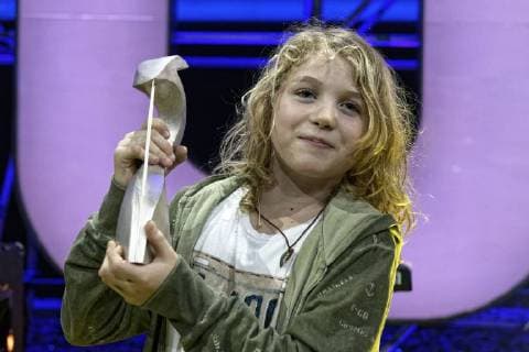 Bilder des Tages Dein Song - das Jubiläumsfinale. Gewählt wurde der Songwriter des Jahres 2018. Format des ZDF für den Kinderkanal KIKA. Nach Bekanntgabe der Abstimmung, aus welcher der zehnjährige Jonah aus Düsseldorf als Sieger hervorging, spielt dieser bei ausgelassener Stimmung den Siegertitel zum Abschluss noch einmal. Der Titel des Siegertitels lautet Ich möchte nicht mehr zuschauen und ist ausgesprochen politisch. Im Bild der Sieger des Finales, Jonah mit Pokal. Köln Nordrhein-Westfalen Deutschland *** Your song the anniversary finale Elected the songwriter of the year 2018 Format of the ZDF for the childrens channel KIKA After announcing the vote from which the ten-year-old Jonah from Dusseldorf emerged victorious plays this in a jubilant mood the winners title to the conclusion again The title of the winners title is I would like no