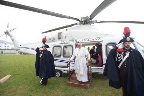 Bilder des Tages NO FRANCE - NO SWITZERLAND: March 17 2018 : Pope Francis arrives by helicopter in Pietrelcina  Copyright: xÂ©ServizioFotograficoOR CPPx xIPx xCatholicxPressxPhotox