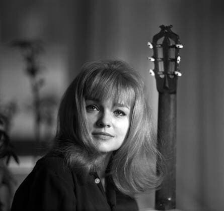 01.05.1968, Berlin, DEUTSCHE DEMOKRATISCHE REPUBLIK, DDR - Eva-Maria Hagen, Schauspielerin. (Berlin, DDR, deutsch, Deutsche Demokratische Republik, Deutschland, Europa, europaeisch, europäisch, Eva Maria Hagen, Eva-Maria Hagen, GDR, Hagen, historisch, innen, Innenaufnahme, Persoenlichkeit, Portraet, Portrait, QF, Quadrat, Querformat, s w, Saengerin, Schauspielerin, schwarz, schwarz weiss, schwarz-weiss, Schwarzweiss, Westeuropa, Zeitdokument, Zeitgeschichte) 00S680501KF006HAGEN.JPG *** 01 05 1968 Berlin GERMAN DEMOCRATIC REPUBLIC GDR Eva Maria Hagen actress Berlin GDR german German Democratic Republic Germany Europe european european Eva Maria Hagen Eva Maria Hagen GDR Hagen historic inside indoor photograph personality portraits portrait QF square horizontal format black singer black black white black white black and white Western Euro