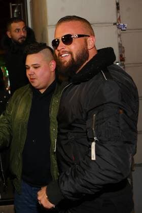 Im Bild: Kollegah und Farid Bang bei einer Autogrammstunde nach ihrem abgesagten Konzert in Dresden Dresden - Trotz abgesagtem Konzert: Kollegah und Farid Bang kommen nach Dresden *** In the picture Kollegah and Farid Bang at an autograph session after their canceled concert in Dresden Dresden Despite a canceled concert Kollegah and Farid Bang are coming to Dresden xcex