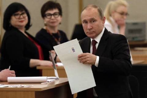 Bilder des Tages Russian President and Presidential candidate Vladimir Putin holds his ballot at a polling station during the presidential election in Moscow on March 18, 2018.  MOSG2018031801 YURIxGRIPAS