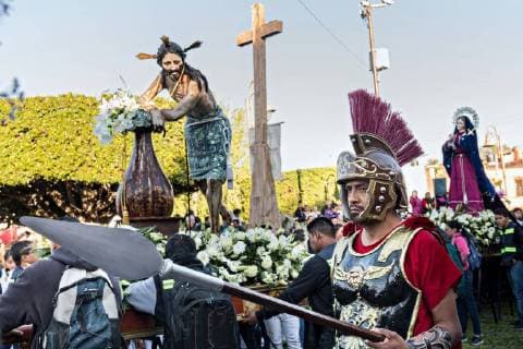 March 18, 2018 - San Miguel De Allende, Guanajuato, Mexico - Roman Catholic faithful carry a life-sized figure of Christ eight miles from Atotonilco to San Miguel during the Our Lord of the Column procession marking the start of Holy Week March 18, 2018 in San Miguel de Allende, Mexico. Holy week lasts two weeks in the festival central Mexican town. San Miguel De Allende Mexico - ZUMAe02_ 20180318_zaf_e02_005 Copyright: xRichardxEllisx