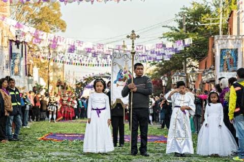 March 18, 2018 - San Miguel De Allende, Guanajuato, Mexico - Young children dressed as angels lead the early morning Our Lord of the Column procession marking the start of Holy Week March 18, 2018 in San Miguel de Allende, Mexico. The midnight procession involves a life-sized figure of Christ carried eight miles from Atotonilco to San Miguel on the shoulders of the faithful. Holy week lasts two weeks in the festival central Mexican town. San Miguel De Allende Mexico - ZUMAe02_ 20180318_zaf_e02_002 Copyright: xRichardxEllisx