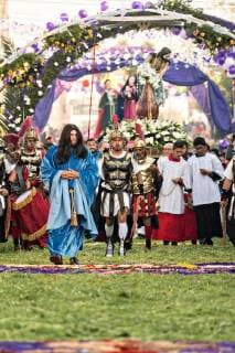 March 18, 2018 - San Miguel De Allende, Guanajuato, Mexico - Dressed as Jesus and escorted by Roman Centurions Catholic faithful walk across carpets of flowers during the Our Lord of the Column procession marking the start of Holy Week March 18, 2018 in San Miguel de Allende, Mexico. Holy week lasts two weeks in the festival central Mexican town. San Miguel De Allende Mexico - ZUMAe02_ 20180318_zaf_e02_009 Copyright: xRichardxEllisx