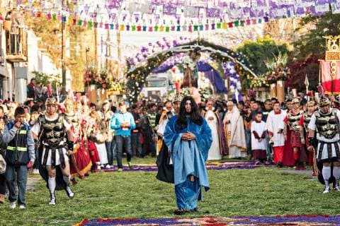 March 18, 2018 - San Miguel De Allende, Guanajuato, Mexico - Dressed as Jesus and escorted by Roman Centurions Catholic faithful walk across carpets of flowers during the Our Lord of the Column procession marking the start of Holy Week March 18, 2018 in San Miguel de Allende, Mexico. Holy week lasts two weeks in the festival central Mexican town. San Miguel De Allende Mexico - ZUMAe02_ 20180318_zaf_e02_014 Copyright: xRichardxEllisx