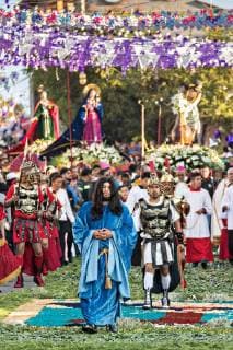 March 18, 2018 - San Miguel De Allende, Guanajuato, Mexico - Dressed as Jesus and escorted by Roman Centurions Catholic faithful walk across carpets of flowers during the Our Lord of the Column procession marking the start of Holy Week March 18, 2018 in San Miguel de Allende, Mexico. Holy week lasts two weeks in the festival central Mexican town. San Miguel De Allende Mexico - ZUMAe02_ 20180318_zaf_e02_016 Copyright: xRichardxEllisx