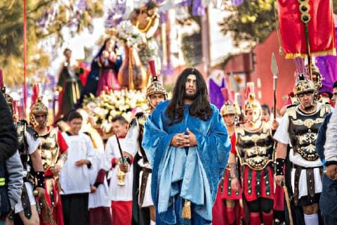 March 18, 2018 - San Miguel De Allende, Guanajuato, Mexico - Dressed as Jesus and escorted by Roman Centurions Catholic faithful walk across carpets of flowers during the Our Lord of the Column procession marking the start of Holy Week March 18, 2018 in San Miguel de Allende, Mexico. Holy week lasts two weeks in the festival central Mexican town. San Miguel De Allende Mexico - ZUMAe02_ 20180318_zaf_e02_017 Copyright: xRichardxEllisx