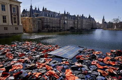Themen der Woche Bilder des Tages The Hague, the Netherlands. Hundreds of swim vests in the Hofvijver as a symbol for the 7.954 drowned refugees since the EU made a deal with Turkey.  Copyright: xHollandsexHoogtex xPhilxNijhuisx x76411380x