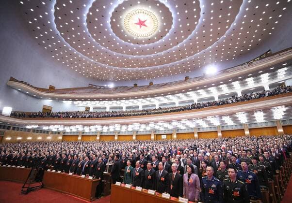 Nationaler Volkskongress in Peking (180320) -- BEIJING, March 20, 2018 -- Deputies to the 13th National People s Congress (NPC) sing the national anthem at the closing meeting of the first session of the 13th NPC at the Great Hall of the People in Beijing, capital of China, March 20, 2018. ) (TWO SESSIONS)CHINA-BEIJING-NPC-CLOSING MEETING (CN) LiuxWeibing 