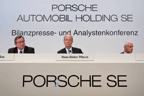 Themen der Woche Bilder des Tages 20.03.2018, Stuttgart,DEU, Bilanzpressekonferenz der Porsche Automobil Holding SE. Manfred Doess, Mitglied des Vorstandes Porsche SE, Hans Dieter Poetsch, Finanzvorstand Porsche SE, und Matthias Mueller, Vorsitzender des Vorstandes Porsche SE, *** 20 03 2018 Stuttgart DEU Annual Report Press Conference of Porsche Automobil Holding SE Manfred Doess Member of the Executive Board Porsche SE Hans Dieter Poetsch Chief Financial Officer Porsche SE and Matthias Mueller Chairman of the Executive Board Porsche SE
