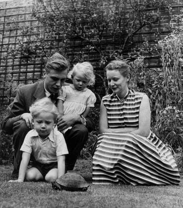 IMAGO ICONS: Sir David Attenborough David Attenborough 1950 s .Taken at his British home in the garden with his wife Jane and children Robert and Susan , watching a friendly tortoise . Photograph by George Douglas, United Kingdom England Copyright: Topfoto  !ACHTUNG AUFNAHMEDATUM GESCHÄTZT! UnitedArchives1373547