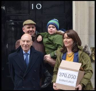 Themen der Woche Bilder des Tages . 20 03 2018. London, United Kingdom. Alfie Dingley Petition at No10. Patrick Stewart joins parents Hannah Deacon and Drew Dingley of six year old Alfie Dingley, to hand a petition into Downing Street calling on the government to grant a cannabis oil license for the treatment of Alfieis rare form of epilepsy, which is currently illegal. Alfie can have up to thirty seizures in a day, but after receiving cannabis based treatment abroad, it reduced his seizures to one in twenty four days.  xHowardxJonesx xi-Imagesx IIM-17306-0006