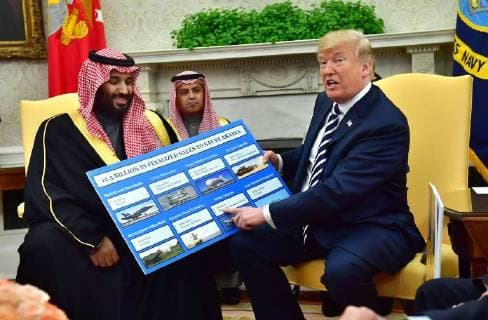 Themen der Woche Bilder des Tages President Donald Trump (R) holds up a chart of military hardware sales as he meets with Crown Prince Mohammed bin Salman of the Kingdom of Saudi Arabia in the Oval Office at the White House on March 20, 2018 in Washington, D.C.  WAP20180320302 KEVINxDIETSCH