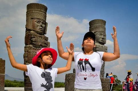 Bilder des Tages March 21, 2018 - March 21, 2018 Tula de Allende, Hidalgo. In the archaeological zone of TULA, located in Tula de Allende, in the state of Hidalgo, some people gathered to receive as each year the entrance of spring or Spring Equinox. Dressed in white and with arms to the sky receive solar energy. The main area where visitors gather is in the upper part of the Temple of Tlahuizcalpantecutli or also called Morning Star , next to the Tula atlantes, which are four anthropomorphic figures that represent the God Quetzalcoatl. PHOTO: OMAR LOPEZ - ZUMAl109 20180321_zap_l109_001 Copyright: xOmarxLopezx