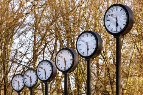 Uhrenfeld in Park. Düsseldorf, 22.03.2018 *** Clock field in park Dusseldorf 22 03 2018 Foto:xC.xHardtx xFuturexImage