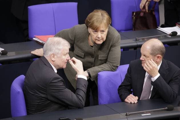 Bilder des Tages Innenminister Horst Seehofer, Bundeskanzlerin Angela Merkel, Olaf Scholz, Bundesminister der Finanzen, Deutschland, Berlin, Bundestag, Aussprache zur Regierungserklärung Finanzen und Haushalt , Finanz­minister bekennt sich zur Erhöhung deutscher EU-Beiträge, 22.03.2018 *** Interior Minister Horst Seehofer Federal Chancellor Angela Merkel Olaf Scholz Federal Minister of Finance Germany Berlin Bundestag Debate on the Government Declaration Finance and Budget Minister of Finance pledges to increase German EU contributions 22 03 2018