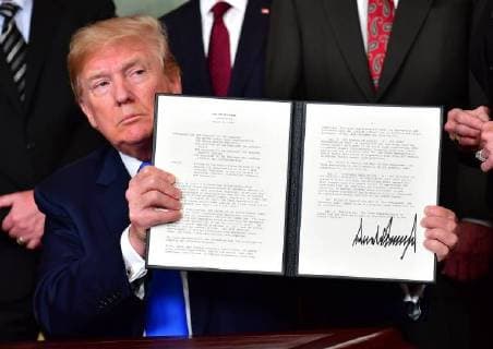 Themen der Woche Bilder des Tages President Donald Trump holds up a signed executive memorandum targeting China on trade in the at the White House on March 22, 2018. President Trump s memorandum is aimed at cracking down what he calls unfair trade practices on Chinese economic practices and setting up the possibility of tariffs and restrictions on investment.  WAP20180322301 KEVINxDIETSCH