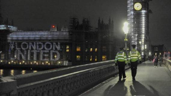 Themen der Woche Bilder des Tages March 22, 2018 - London, USA - LONDON, UK. A projection of the words LondonUNITED is seen on the Houses of Parliament on the first anniversary of the Westminster Bridge terror attack. The projection is part of the LondonUNITED tribute initiative by the Mayor of London to the victims in the terror attacks in the capital in 2017. Similar projections will take place on the first anniversary of the terror attacks which took place at London Bridge, Finsbury Mosque and Parsons Green. London USA  - ZUMAl94_ 20180322_zaf_l94_050 Copyright: xStephenxChungx