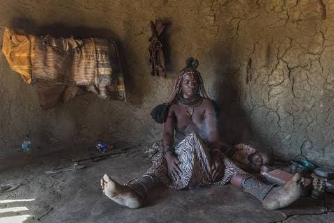 IMAGO Cultures of the world, Himba Volk in Namibia Frau vom Volk der Ovahimba oder Himba bei der Reinigung und Desinfektion von Kleidung und Körper, Kunene-Distrikt, Namibia, Afrika *** Woman of the people of Ovahimba or Himba in the cleaning and disinfection of clothing and body Kunene District Namibia Africa Copyright: imageBROKER/MatthiasxGraben ibldrn04649044.jpg