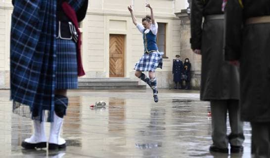 Changing of Prague Castle guards, accompanied by Scottish military bagpipe players within British Days in Prague Castle, Czech Republic, March 23, 2018. (CTKxPhoto MichalxKamaryt) CTKPhotoP201803230644001  kmt
