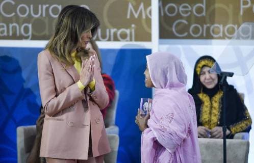 Bilder des Tages United States First Lady Melania Trump presents a 2018 International Women of Courage Award to L Malouma Said of Mauritania during an Award Ceremony at the State Department in Washington, DC on March 23, 2018.  WAP20180323909