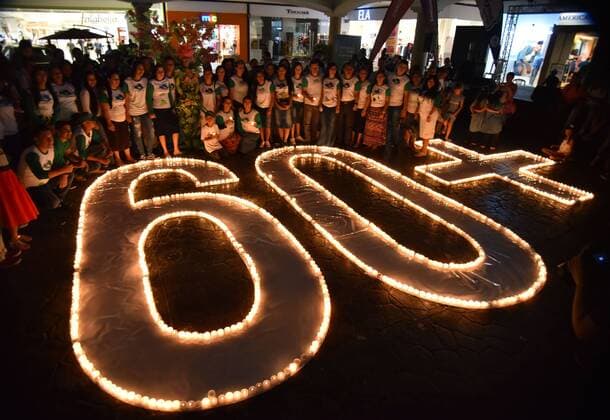 People light candles in Cali, Colombia, on 24 March 2018, during the celebration of Earth Hour. Colombia joined Earth Hour today, promoted by the international organization, World Wide Fund for Nature (WWF), with events in 25 cities, informed official sources. Earth Hour began 12 years ago and in 2017 187 countries participated, where more than 3,100 monuments turned off their lights. Colombia turns off lights in 25 cities to join Earth Hour !ACHTUNG: NUR REDAKTIONELLE NUTZUNG!  Copyright: xErnestoxGuzmánxJrx CLO01 20180325-636575493234984049