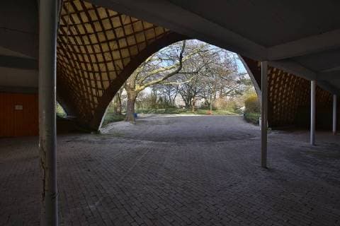Architektur von Frei Otto Multihalle im Park Mannheim. 21.03.18 Herzogenriedpark. Multihalle. Sanierungsbedürftige Halle mit Seltenheitswert. Ein Förderkreis will sich um die Sanierung einsetzen. Im Oktober 2016 kündigte die Architekten- und Ingenieurkamme eine bundesweit und international agierende Sponsorenwerbung an. , Mannheim Baden-Württemberg Deutschland *** Multihall in the Park Mannheim 21 03 18 Herzogenriedpark Multihall Hall in Need of Redevelopment in Need of Rarity A Supporting Circle wants to commit itself to the renovation In October 2016, the Architects and Engineer announced a nationwide and international sponsorship advertising to Mannheim Baden Württemberg Germany
