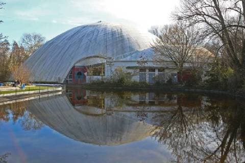 Architektur von Frei Otto Multihalle im Park Mannheim. 21.03.18 Herzogenriedpark. Multihalle. Sanierungsbedürftige Halle mit Seltenheitswert. Ein Förderkreis will sich um die Sanierung einsetzen. Im Oktober 2016 kündigte die Architekten- und Ingenieurkamme eine bundesweit und international agierende Sponsorenwerbung an. , Mannheim Baden-Württemberg Deutschland *** Multihall in the Park Mannheim 21 03 18 Herzogenriedpark Multihall Hall in Need of Redevelopment in Need of Rarity A Supporting Circle wants to commit itself to the renovation In October 2016, the Architects and Engineer announced a nationwide and international sponsorship advertising to Mannheim Baden Württemberg Germany