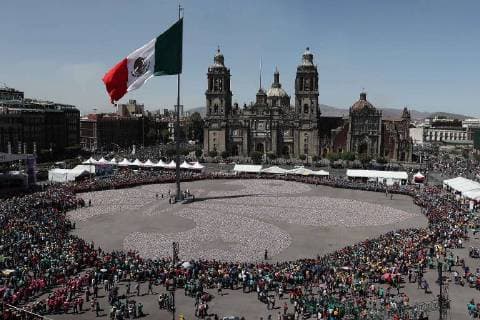 March 24, 2018 - CIUDAD DE MEXICO, RecyclingReciclaje-Latas.- Flor de 70 metros en la explanada del Zocalo formada por jovenes scouts con un millon de latas recicladas, en el evento La flor de lis mas grande del mundo , este 24 de marzo 2018  - ZUMAu78_ 20180324_zaf_u78_078 Copyright: xElxUniversalx